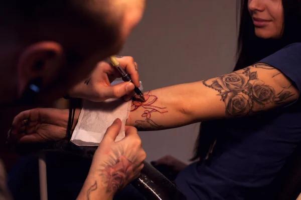 How Minimalist Styles Benefit From Fine Gauge Piercing Designs